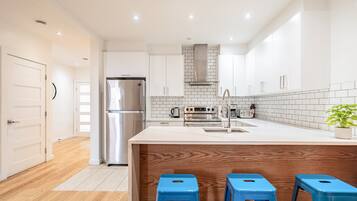 Refrigerador, microondas, horno y parrilla de estufa