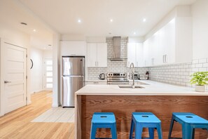 Geladeira, micro-ondas, fogão, cooktop