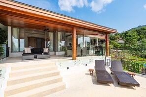 Terrace/patio - Beachfront Villa - 3 En-Suite Air Conditioned Bedrooms - Housekeeper Included.  (Ko Samui)