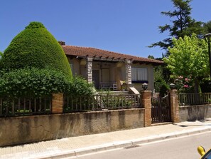 Exterior - Holiday cottage 60 km from Barcelona, Tranquility and Enotourism. (Sant Joan de Mediona)