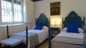 3 slaapkamers, een strijkplank/strijkijzer, internet, beddengoed