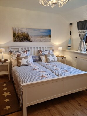 1 bedroom, iron/ironing board, free WiFi, bed sheets - Apartment 'Ferienwohnung Op De Warft' with Private Garden, Balcony and Wi-Fi (Neukirchen)