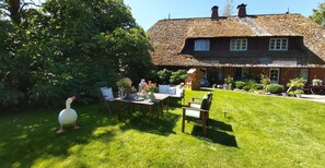 Outdoor dining - Apartment 'Ferienwohnung Op De Warft' with Private Garden, Balcony and Wi-Fi (Neukirchen)