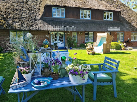 Property grounds. Apartment 'Ferienwohnung Op De Warft' with Private Garden, Balcony and Wi-Fi