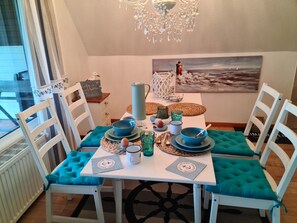 Dining - Apartment 'Ferienwohnung Op De Warft' with Private Garden, Balcony and Wi-Fi (Neukirchen)