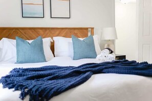 2 bedrooms, iron/ironing board, travel cot, WiFi - Sojourn Bayside Bliss | Modern 2BR (Norfolk)