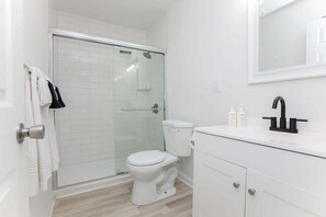 Douche, sèche-cheveux, serviettes fournies