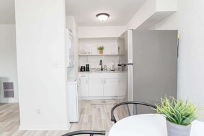 Réfrigérateur, four à micro-ondes, un four, surface de cuisson