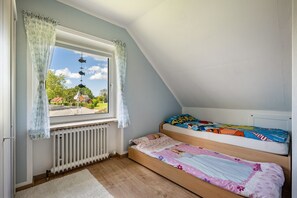 3 bedrooms, iron/ironing board, free WiFi, bed sheets