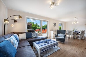 TV - Holiday Home 'Ferienhaus Ostseetraum' with Private Terrace, Private Garden and Wi-Fi (Göhl)