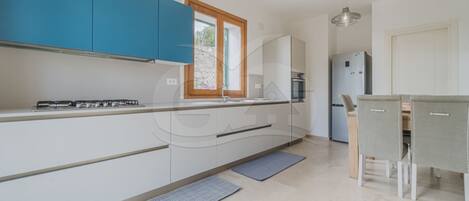 Réfrigérateur, four, lave-vaisselle