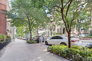 Property grounds - Lovely Midtown East 2BR w/ Elevator, Laundry & Gym, by Blueground (Midtown)