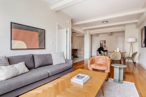 TV, stereo - Luxe Midtown East 2BR w/ Elevator & Doorman, nr Park, by Blueground (Midtown)