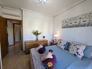 2 slaapkamers, een strijkplank/strijkijzer, wifi, beddengoed