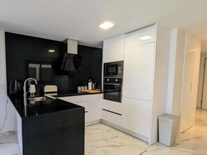 Kjøleskap, mikrobølgeovn, ovn og kokeplater