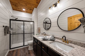 Dusj, håndklær og sjampo