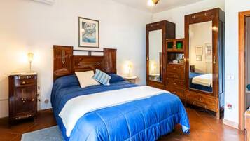 5 habitaciones, caja de seguridad en la habitación y escritorio