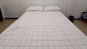 A simple, unadorned room with a plain bed and a plain wall. - Apartment 32mt2 Tultitlán Edomex. Near the municipal palace. Beautiful garden  (Tultitlán de Mariano Escobedo)