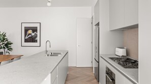 Réfrigérateur, four à micro-ondes, un four, surface de cuisson