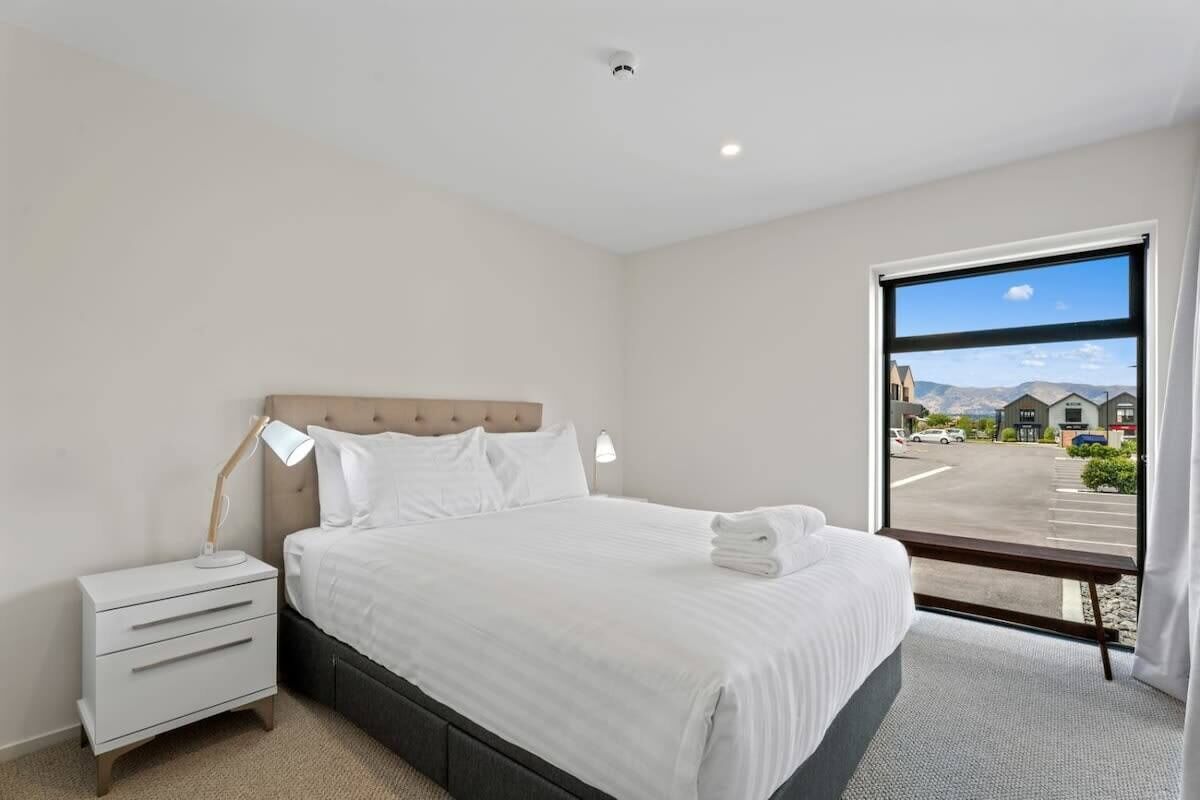 2 bedrooms, desk, iron/ironing board, WiFi