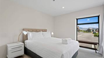 2 bedrooms, desk, iron/ironing board, WiFi