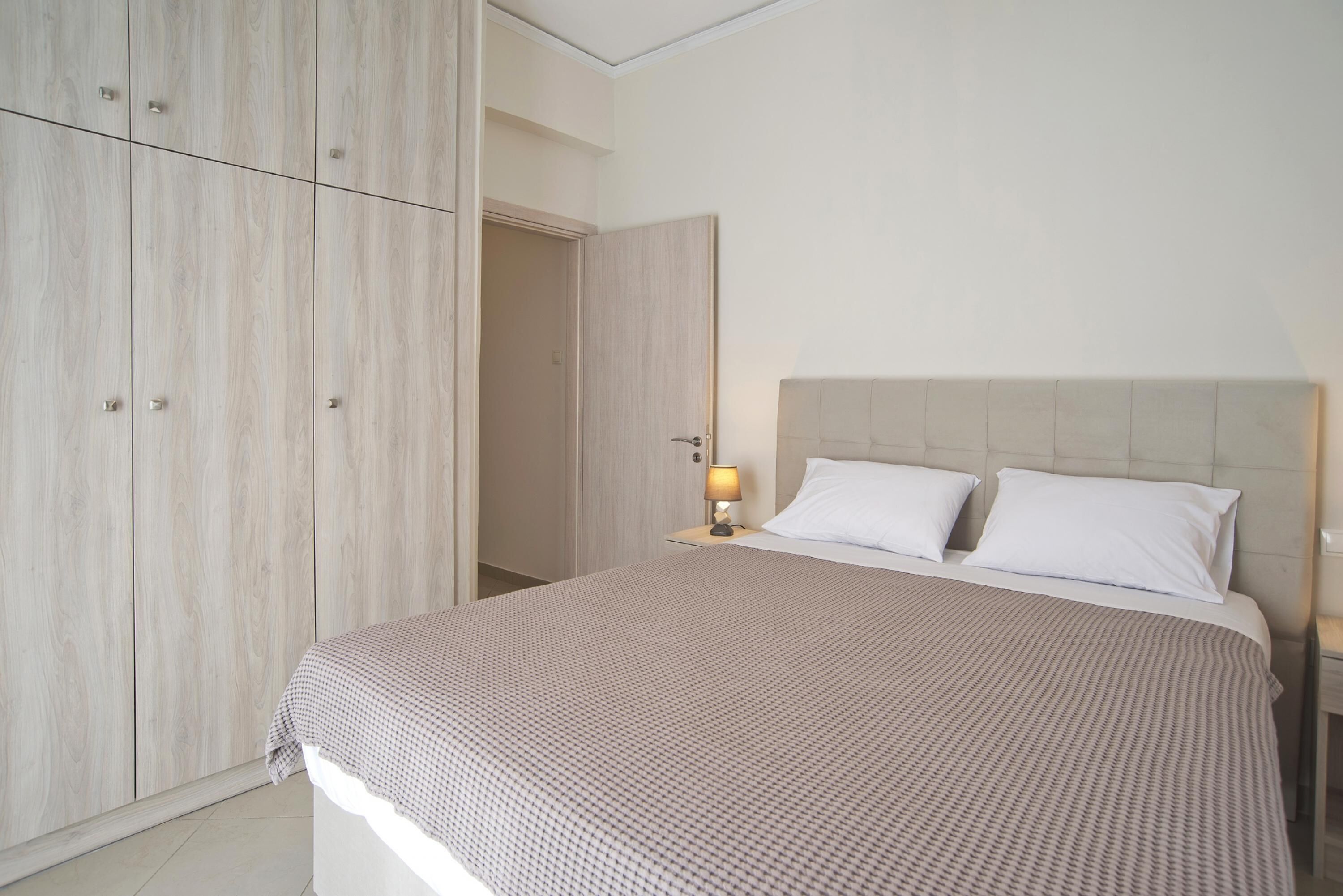 Una camera da letto con un letto, un comodino e un armadio.