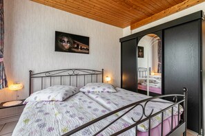 2 bedrooms, iron/ironing board, bed sheets