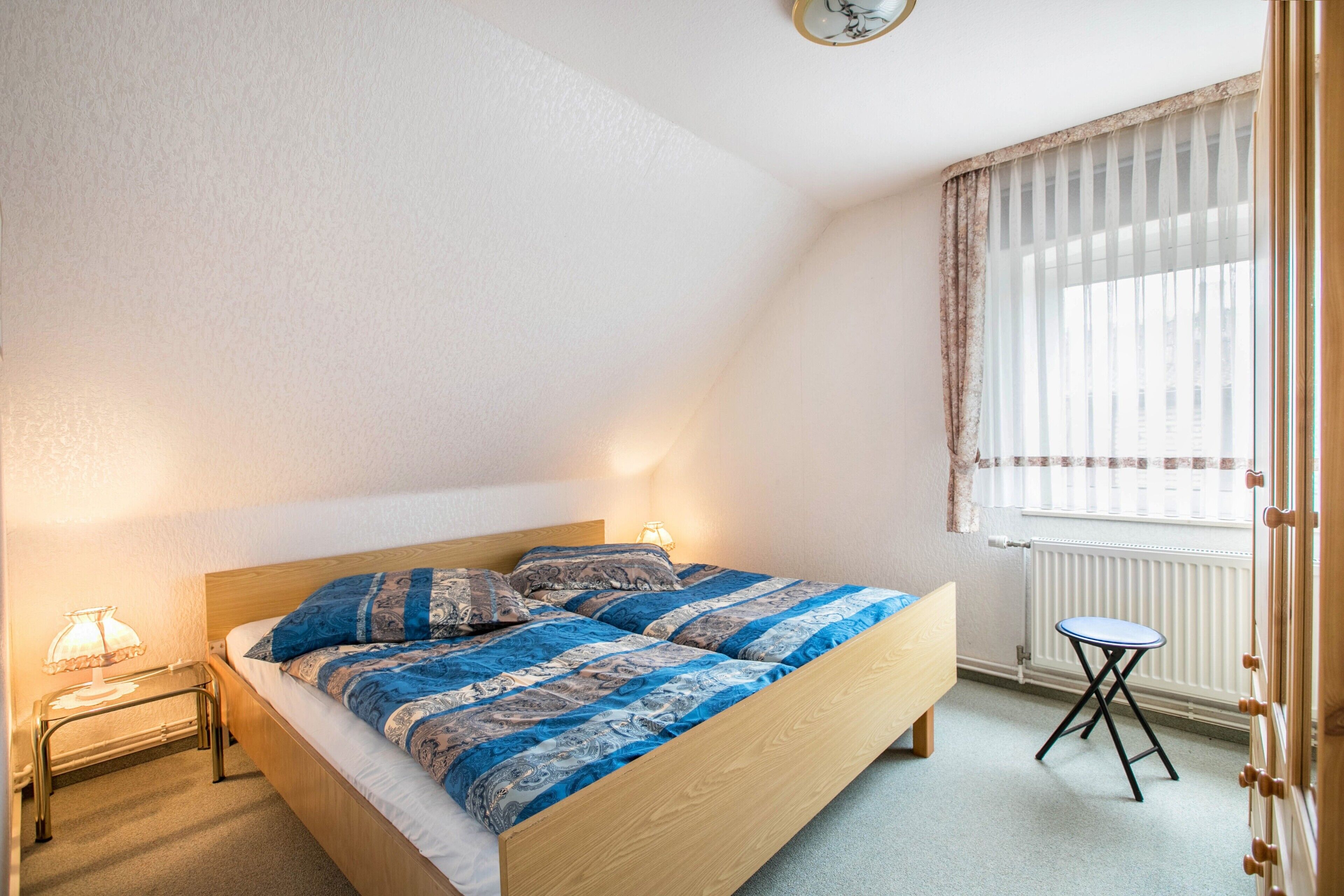 1 dormitorio, tabla de planchar con plancha, ropa de cama