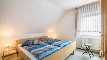 1 dormitorio, tabla de planchar con plancha, ropa de cama