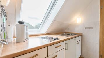 Fridge, stovetop, coffee/tea maker, electric kettle