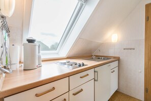 Jääkaappi, liesi, kahvin-/teenkeitin, vedenkeitin