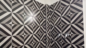 A shower with a geometric tile pattern and a handheld showerhead. - Apartamento 32mt2 Tultitlán Edomex. Cerca del Palacio Municipal. 3 Camas (Tultitlán de Mariano Escobedo)