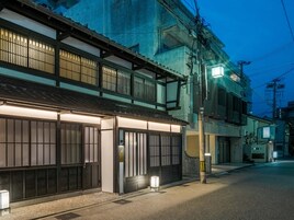 Un edificio japonés tradicional con fachada de madera y puertas correderas.