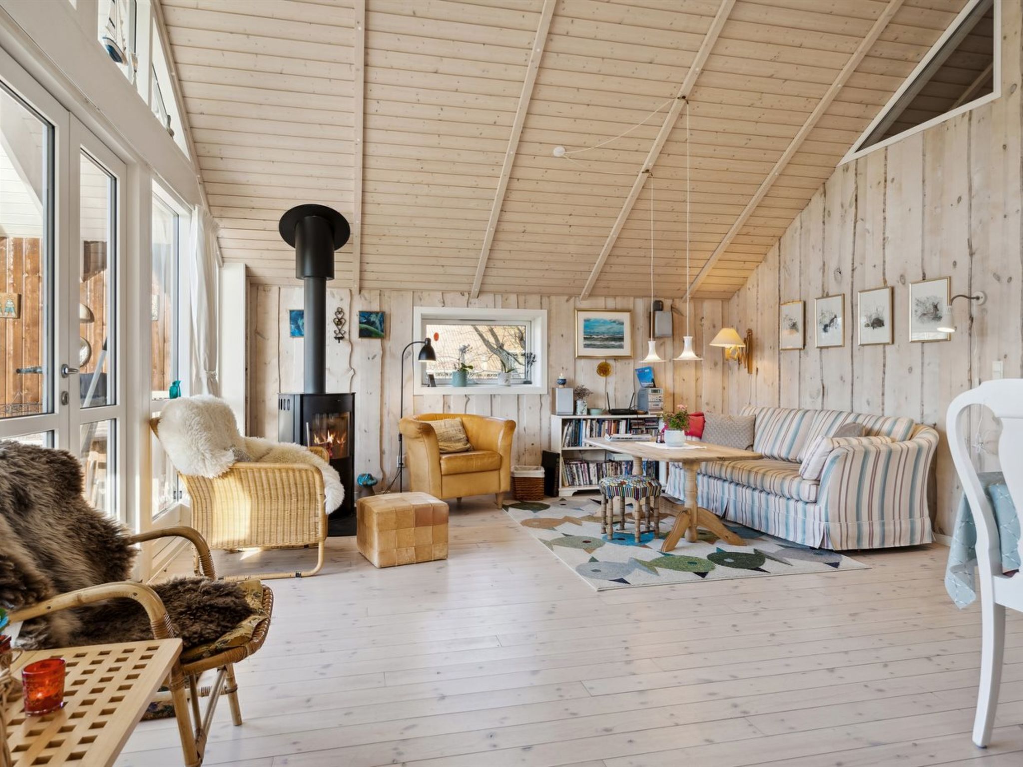 تلفزيون، مدفأة، مشغل دي في دي