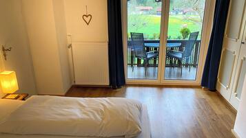 ํ๋
ธ๋ผ๋ฏน ์ฝ๋, ๋ฐ์ฝ๋, ์ฐ ์ ๋ง | 2 ๊ฐ์ ์นจ์ค, ๊ณ ๊ธ ์นจ๊ตฌ, ํ๋ก์ฐํ ์นจ๋, ๊ฐ์ค ๋ด ๊ธ๊ณ