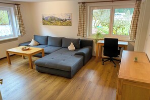 Appart'hôtel Panoramique, balcon, vue montagne | Salle de séjour | Station d'accueil MP3, espaces bureaux
