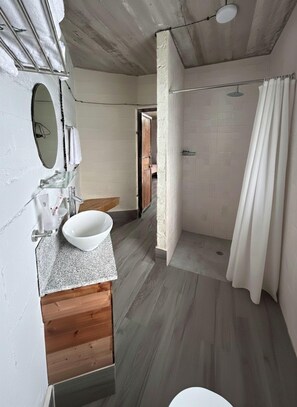 Honeymoon Double or Twin Room | Bathroom | Rainfall showerhead, free toiletries, hair dryer, towels - NorDar Hotel (Garni)