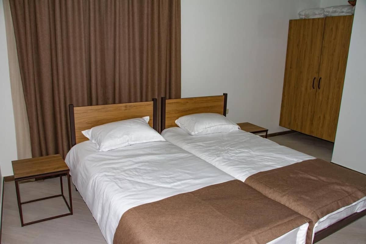 Eenvoudige kamer, 1 twee- of 2 eenpersoonsbedden | Een kluis op de kamer, een laptopwerkplek, gratis wifi
