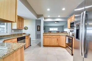 冷蔵庫、電子レンジ、コンロ、食器洗い機