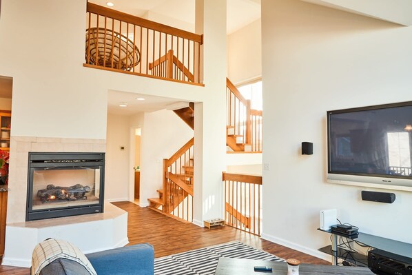 Télévision, cheminée, lecteur de DVD, baby-foot