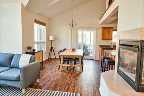 Télévision, cheminée, lecteur de DVD, baby-foot