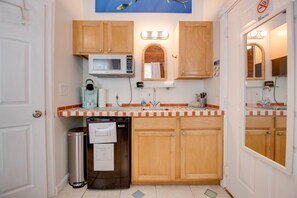 Køleskab, mikrobølgeovn, kaffe-/temaskine