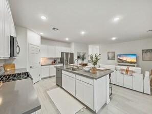 Kjøleskap, mikrobølgeovn, ovn og kokeplater