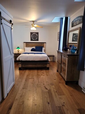 5 bedrooms, iron/ironing board, WiFi, bed sheets