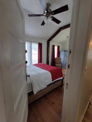 5 bedrooms, iron/ironing board, WiFi, bed sheets