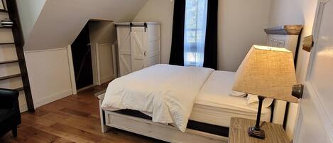 5 bedrooms, iron/ironing board, WiFi, bed sheets