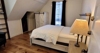 Nina's Attic - Historic Downtown Cody home