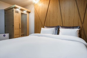 Premium Double Room, 1 Queen Bed, Non Smoking, Sauna | Premium bedding, memory foam beds, desk, laptop workspace - Hotel Del Lago (Suwon)