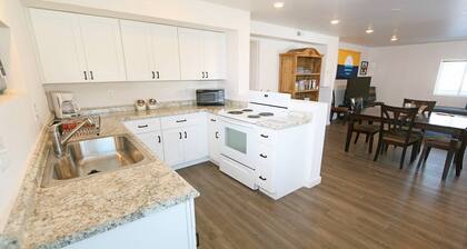 Cozy 1 Bedroom Condo Adjacent to Downtown