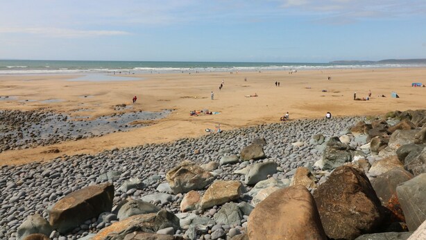 A beach with a rocky foreground and a sandy beach area. - Woodland View (Barnstaple)
